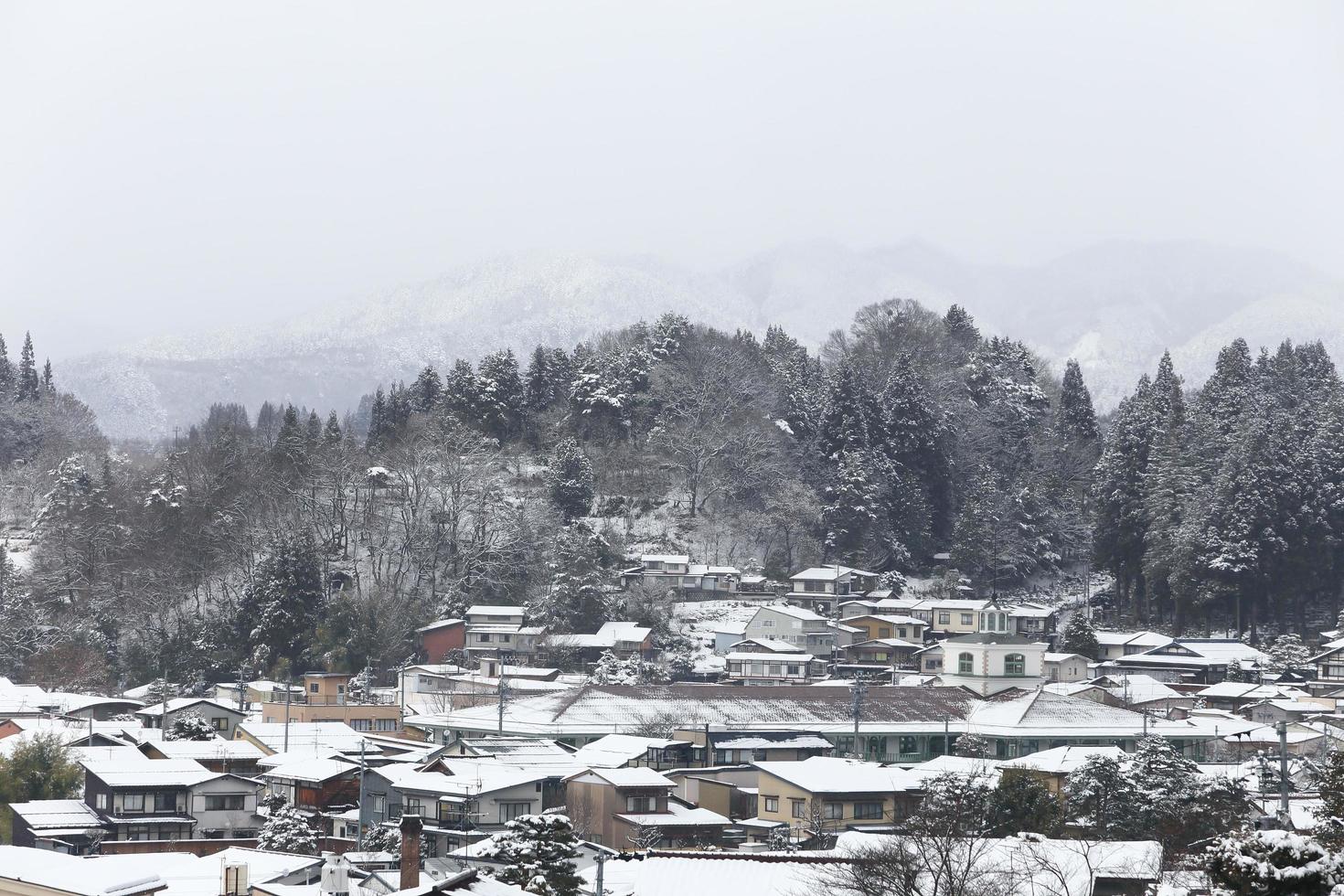 vista della città di takayama in giappone nella neve foto