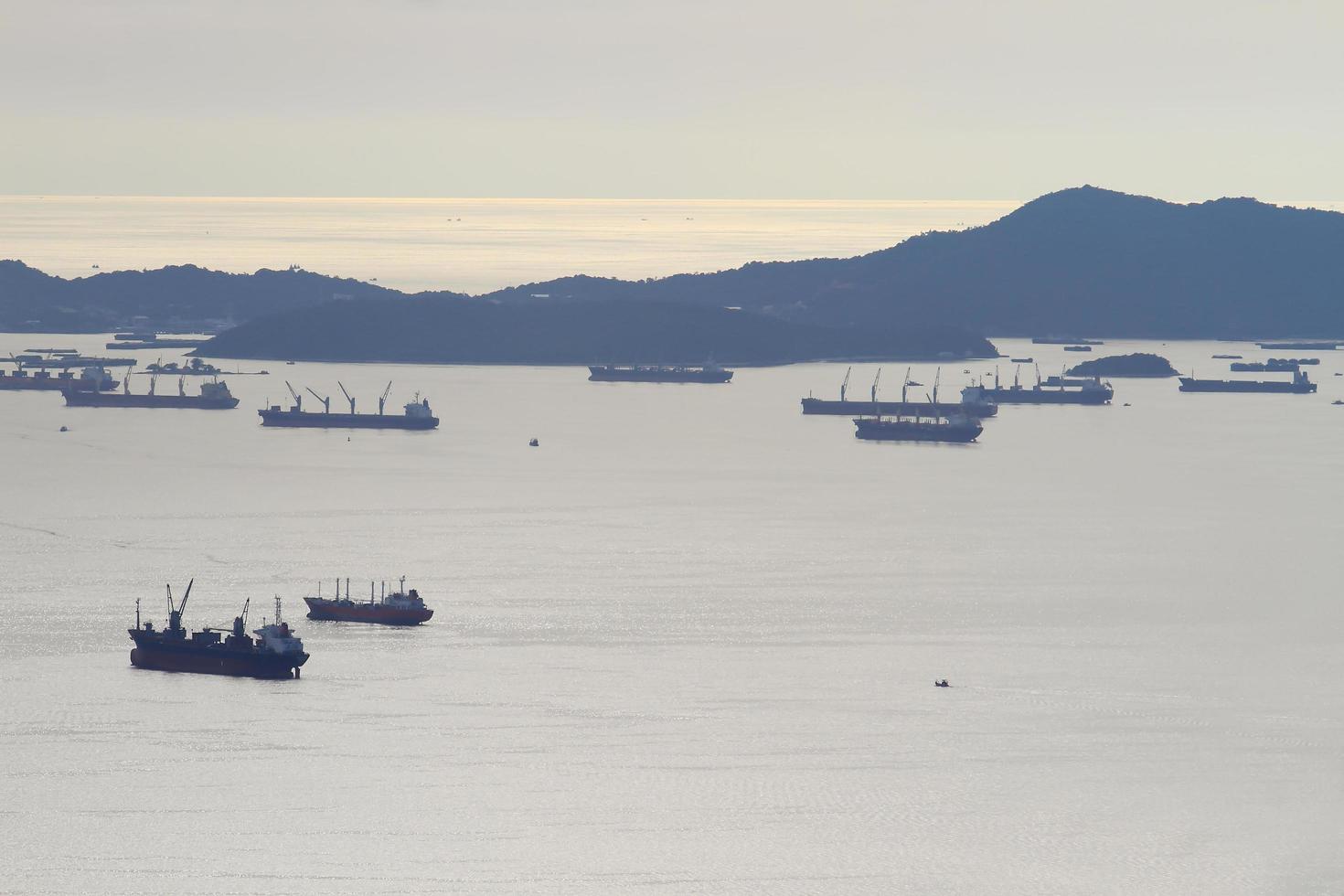 immagine della nave da carico al crepuscolo. foto