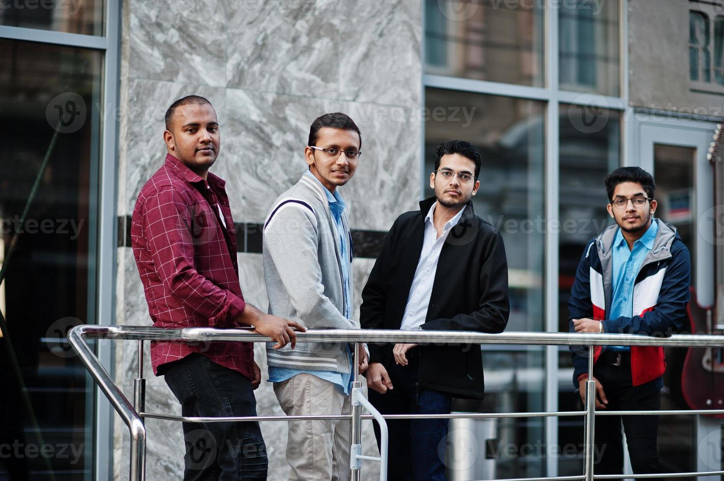 gruppo di quattro studenti maschi adolescenti indiani. i compagni di classe trascorrono del tempo insieme. foto