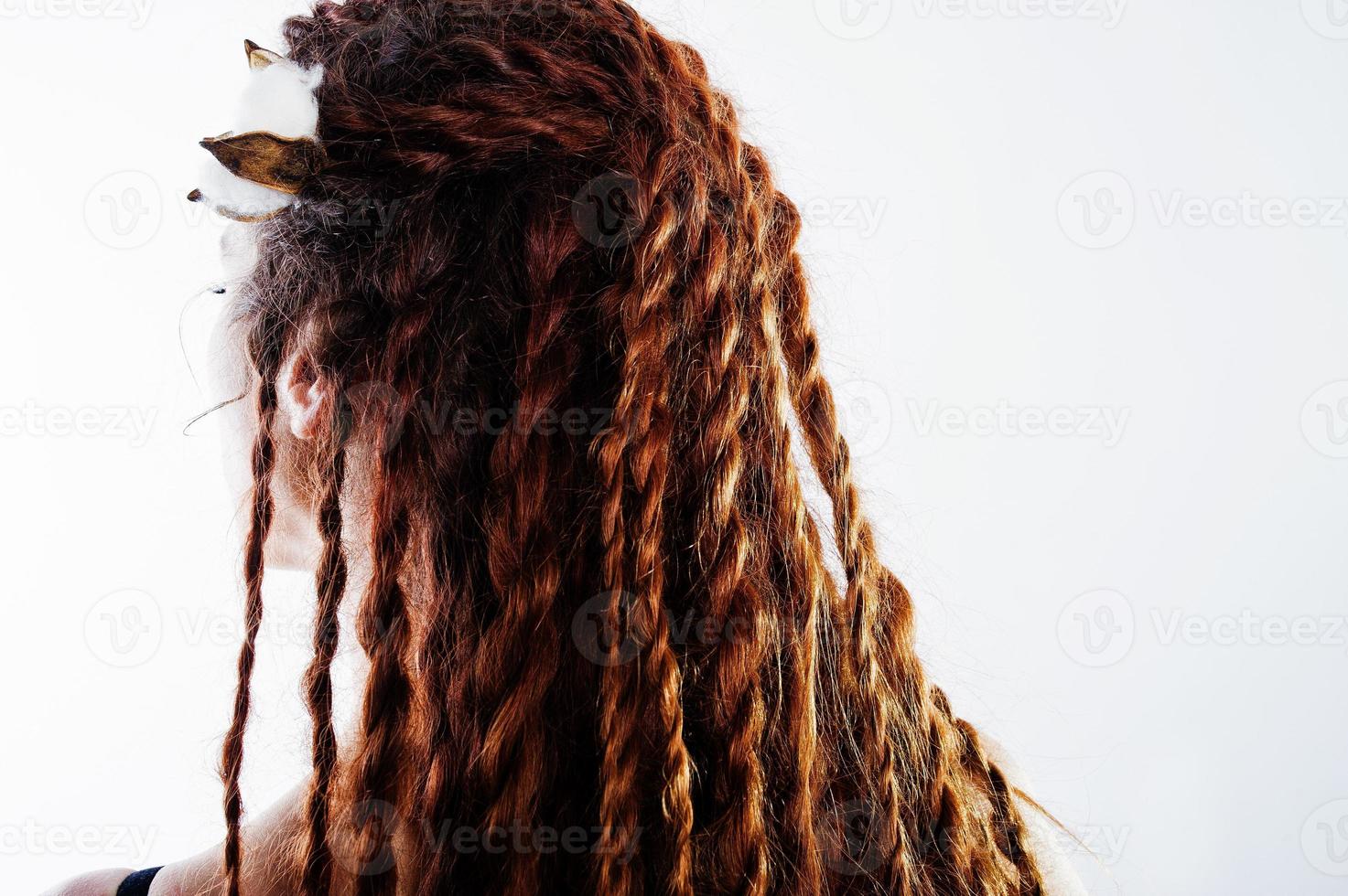 tiro in studio della ragazza posteriore con dreadlocks su sfondo bianco. foto