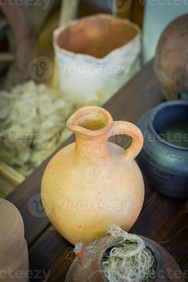 varietà di ceramiche di argilla in piedi sul tavolo di legno foto