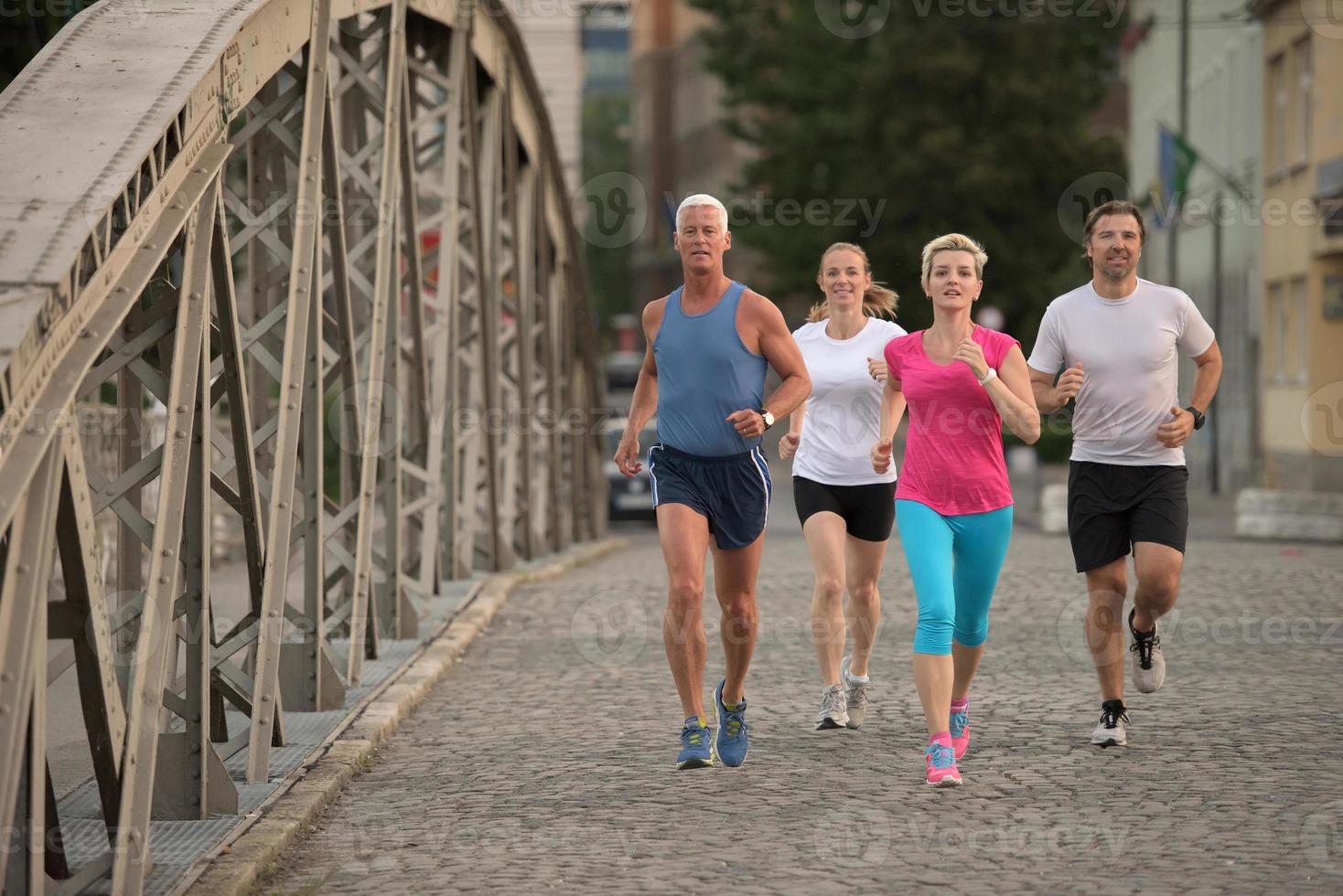 gruppo di persone che fa jogging foto