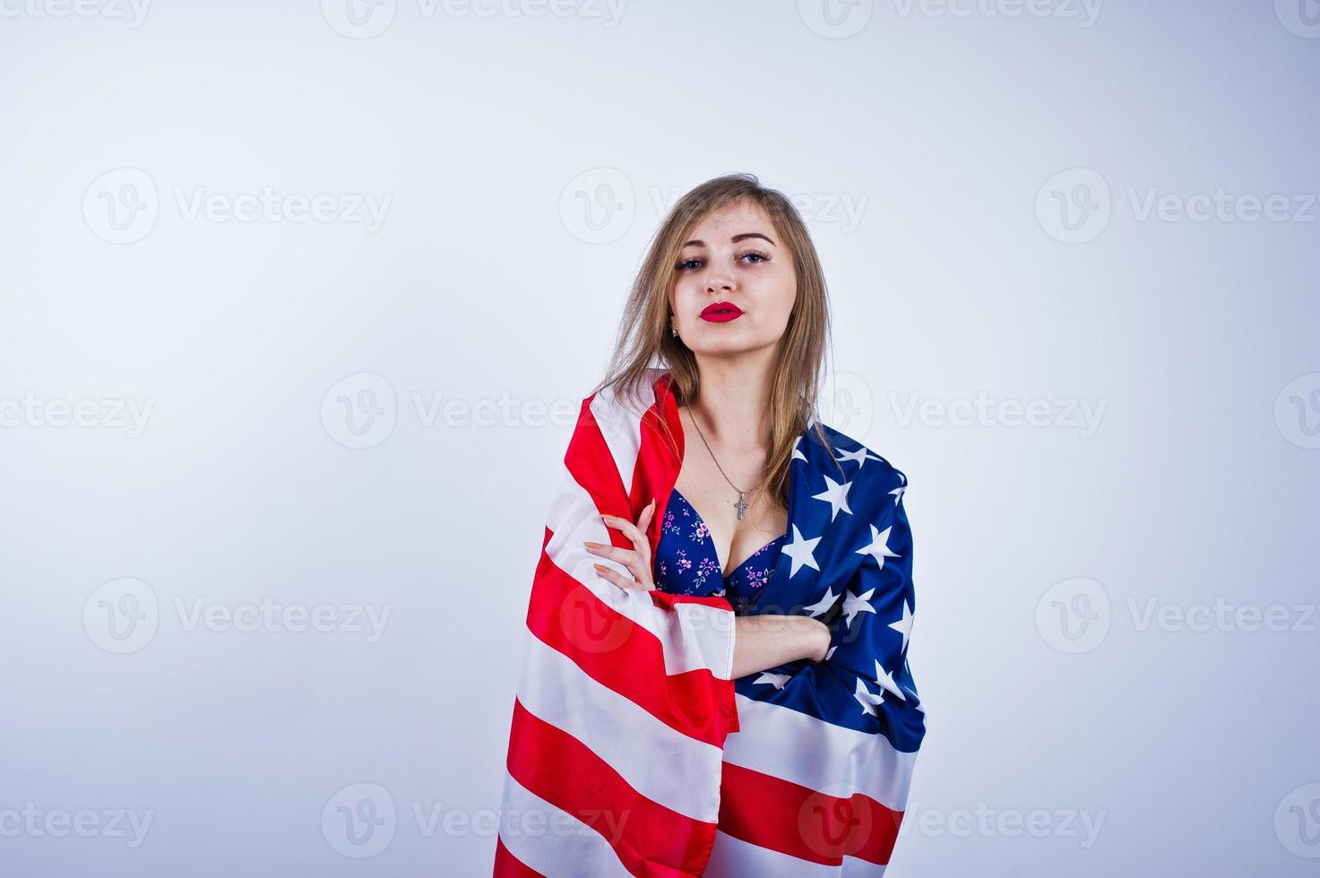 ragazza carina in reggiseno con bandiera americana degli Stati Uniti isolata su sfondo bianco. foto