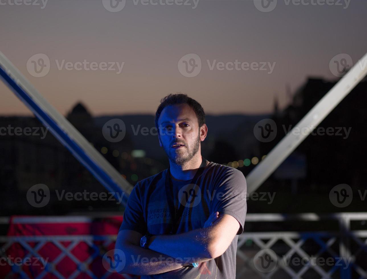 uomo che fa jogging attraverso il ponte della città foto