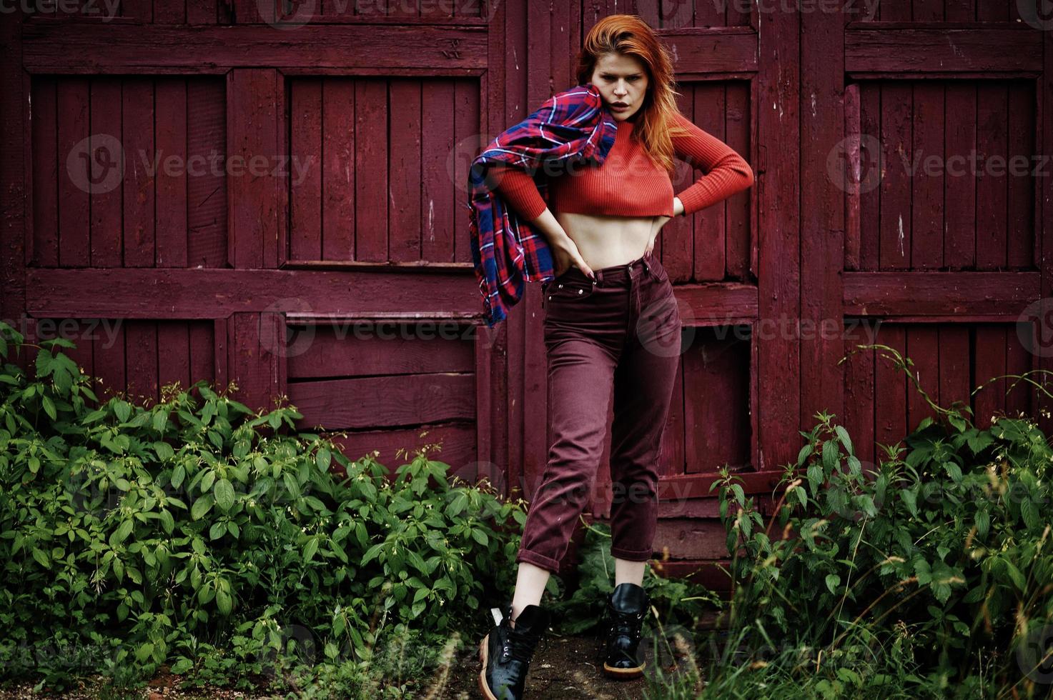 ritratto di moda di ragazza sexy dai capelli rossi all'aperto. modello attraente seduzione donna. foto