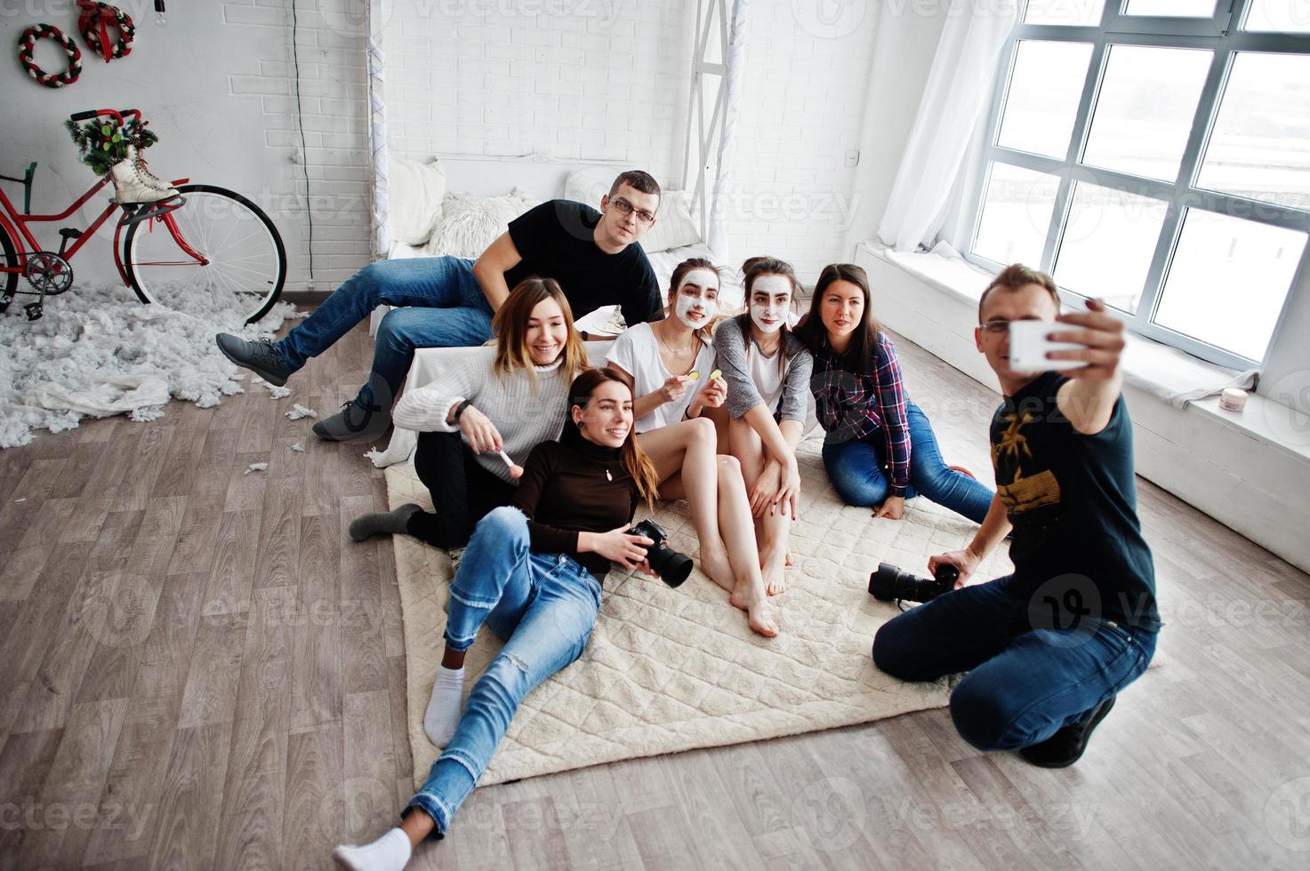 gruppo di persone che fanno selfie. fotografo di squadra, designer e modelli si occupano di servizi fotografici, master class di professionisti. foto