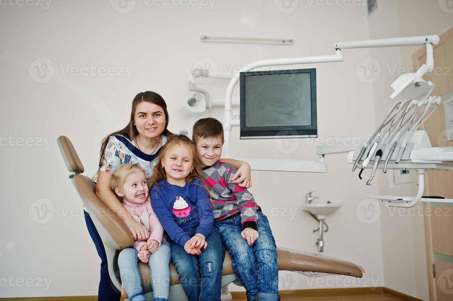 bambini alla poltrona del dentista. bambini dentali. foto