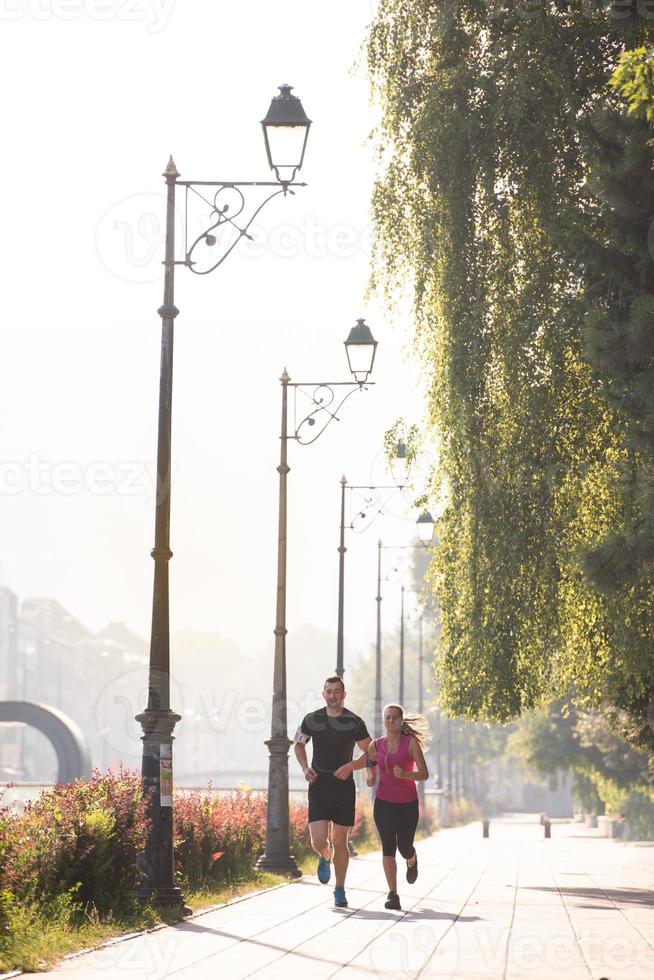 giovane coppia che fa jogging in città foto