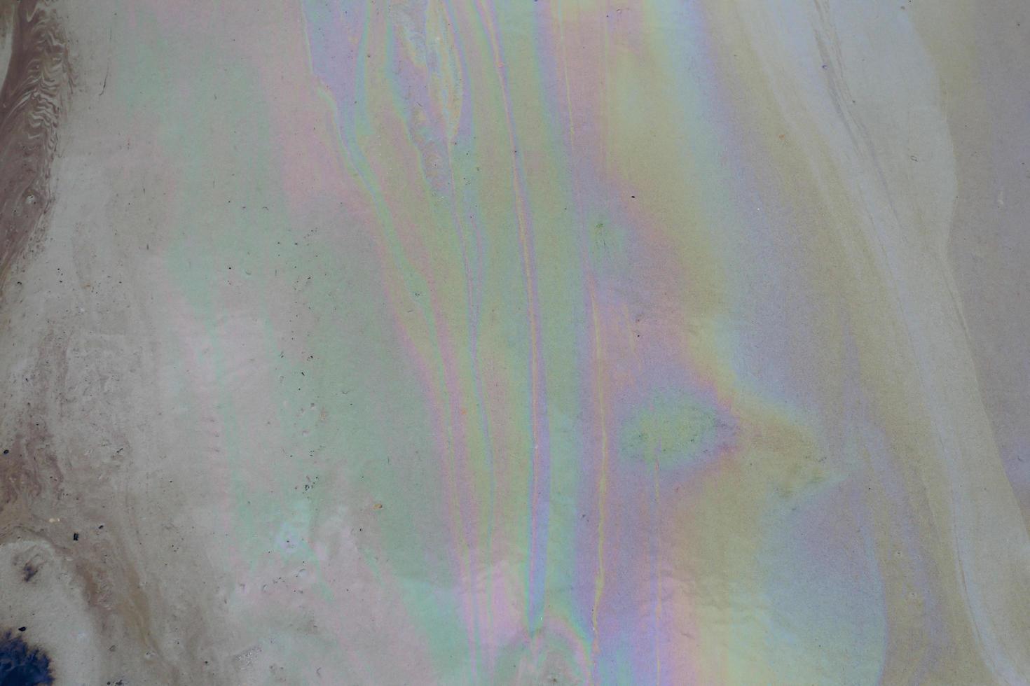 petrolio greggio in acqua di mare e riflesso arcobaleno foto