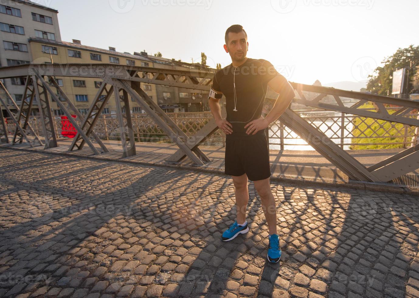ritratto di un uomo da jogging al mattino soleggiato foto