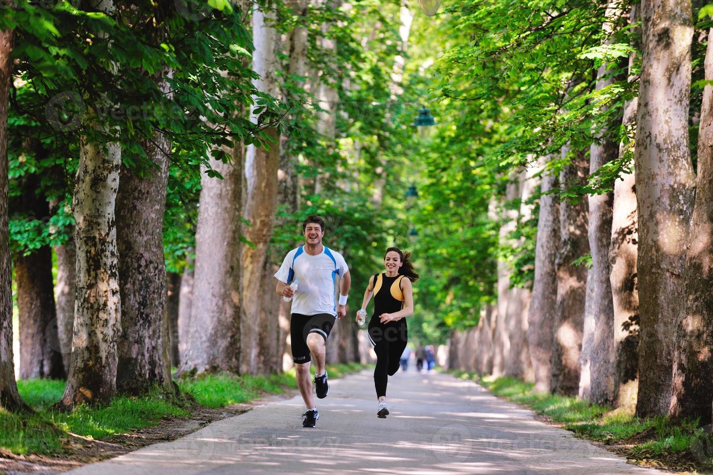 giovane coppia che fa jogging foto