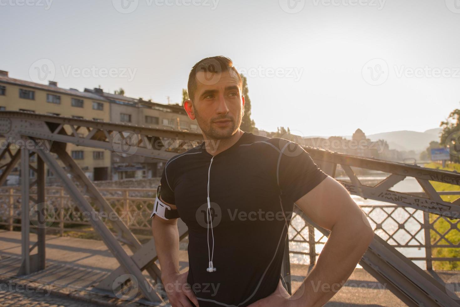 ritratto di un uomo da jogging al mattino soleggiato foto