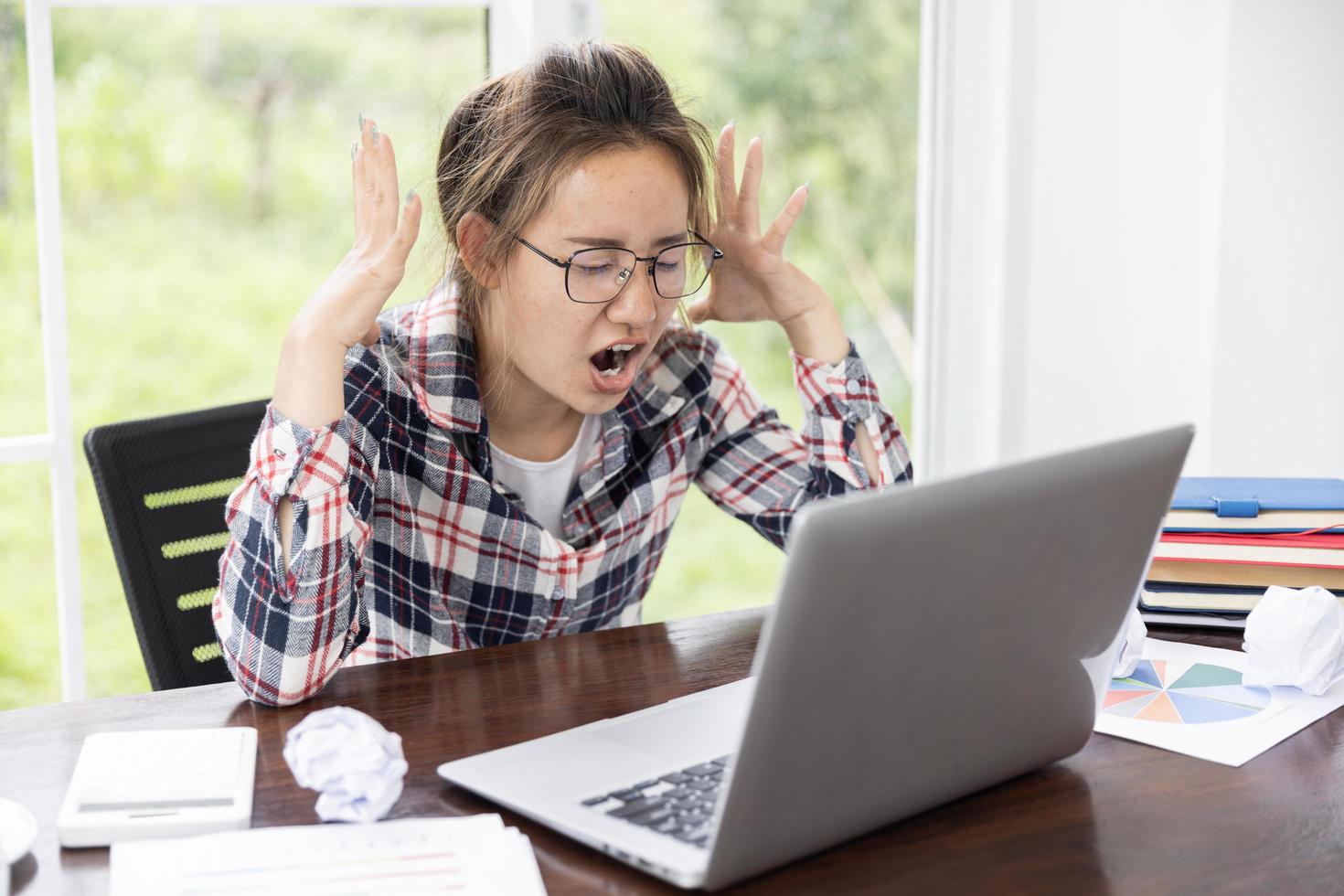 donna triste e depressa nel pensiero profondo in ufficio. stress, fallimento sul lavoro. foto