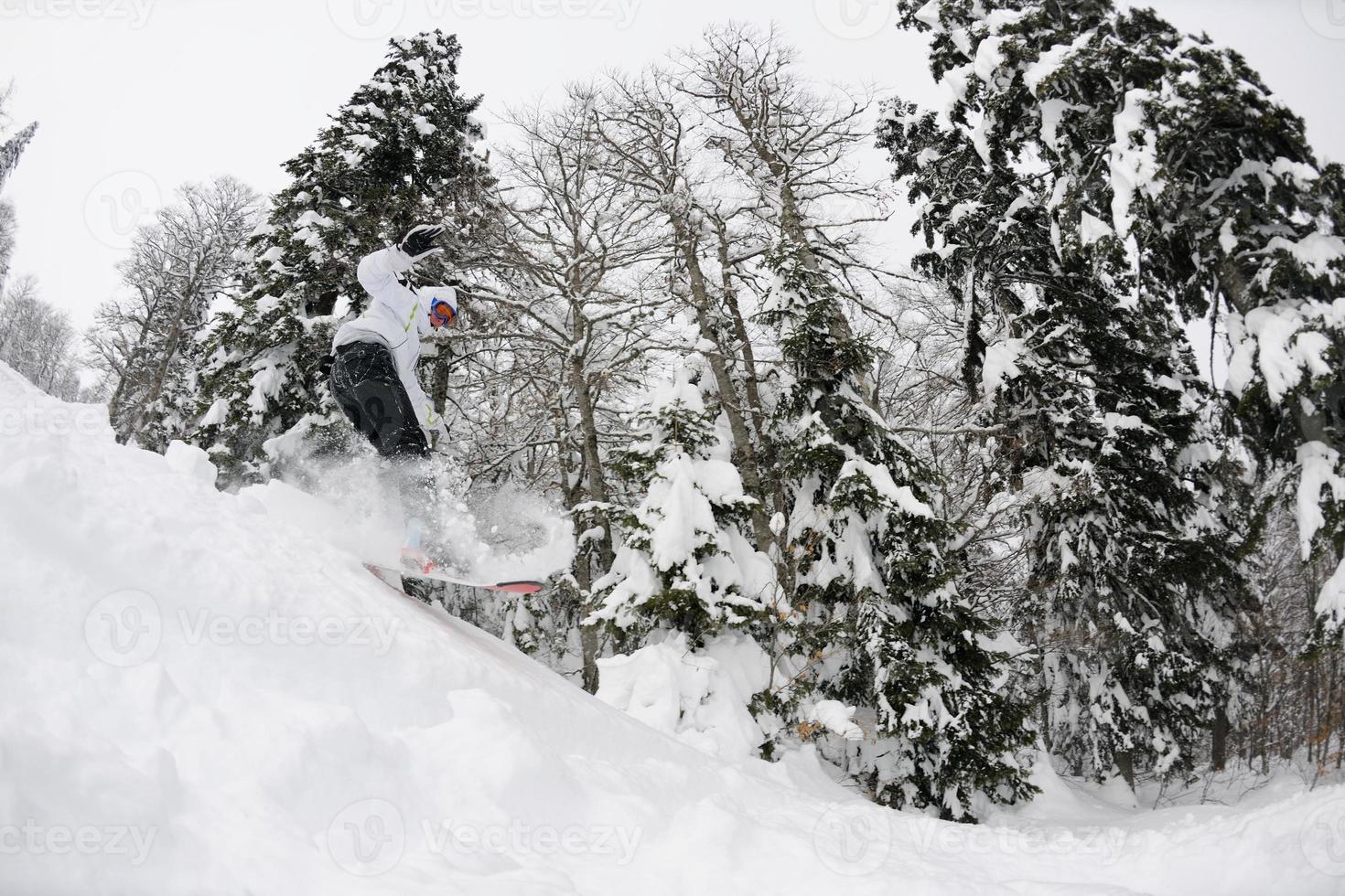 snowboarder su neve fresca e profonda foto
