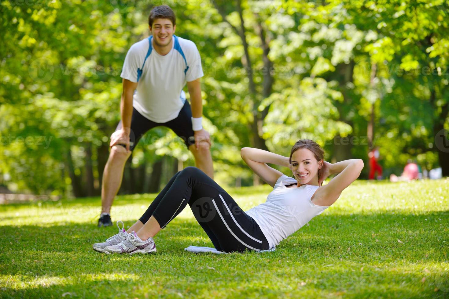 coppia che fa esercizio di stretching dopo aver fatto jogging foto