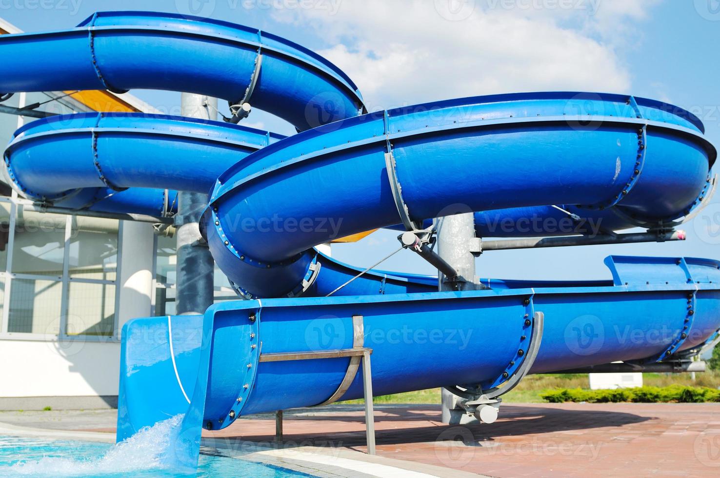 divertimento con acquascivolo sulla piscina all'aperto foto