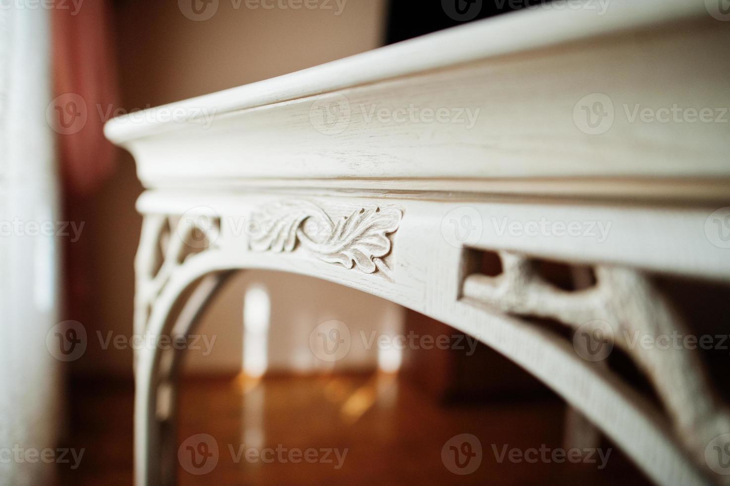 tavolo in legno intagliato bianco in piano. foto