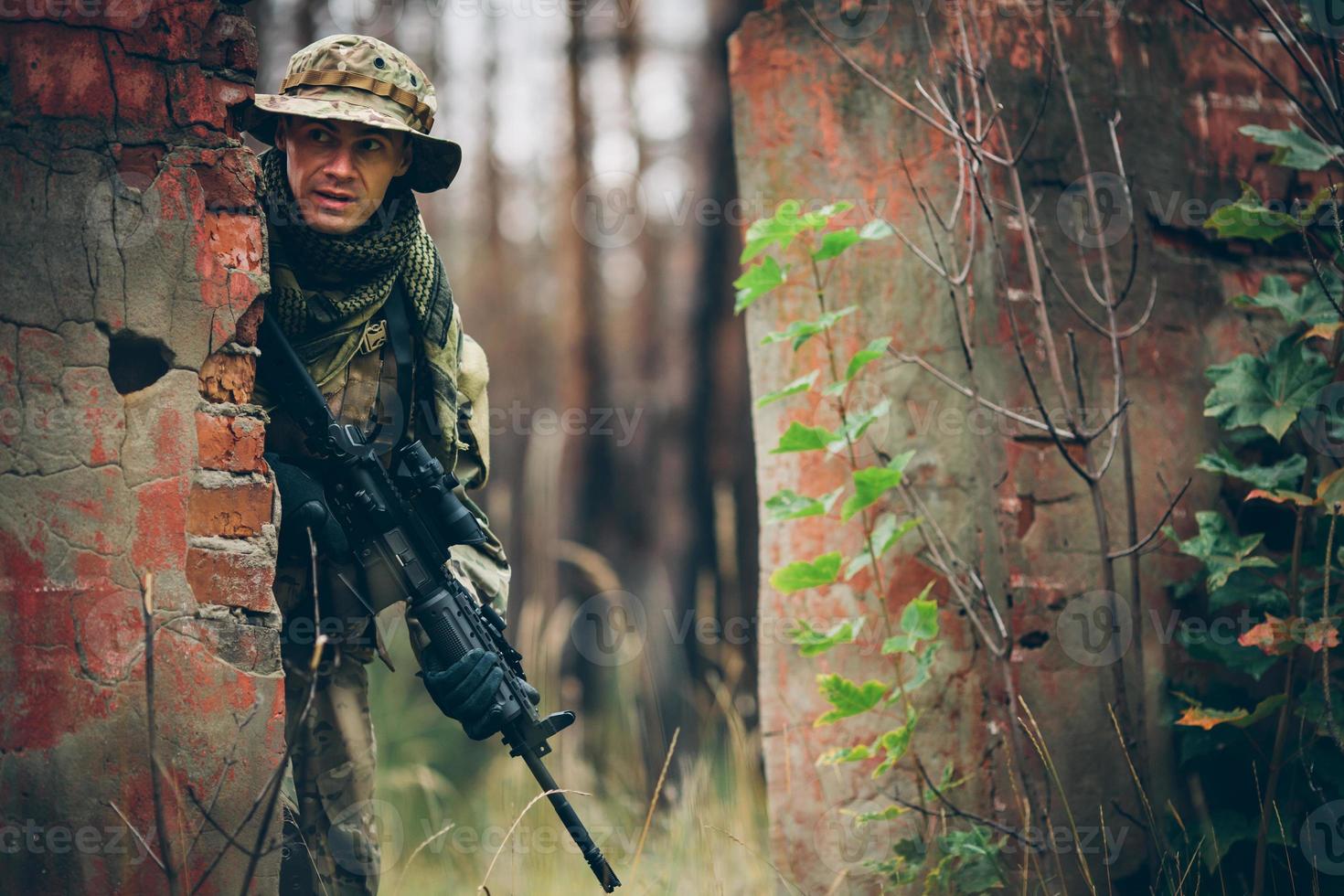 soldato con fucile nella foresta foto