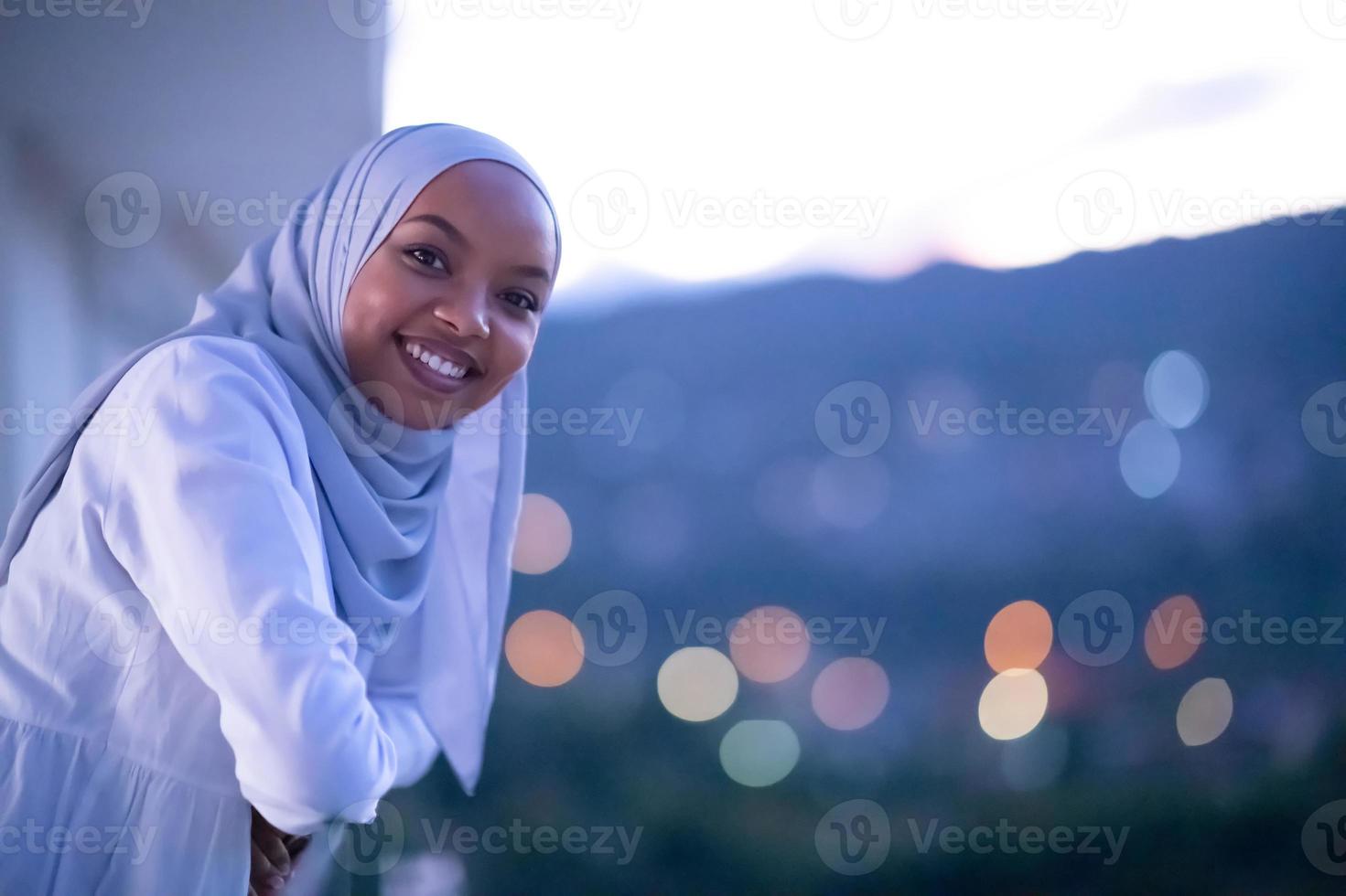 donna musulmana moderna africana nella notte al balcone foto