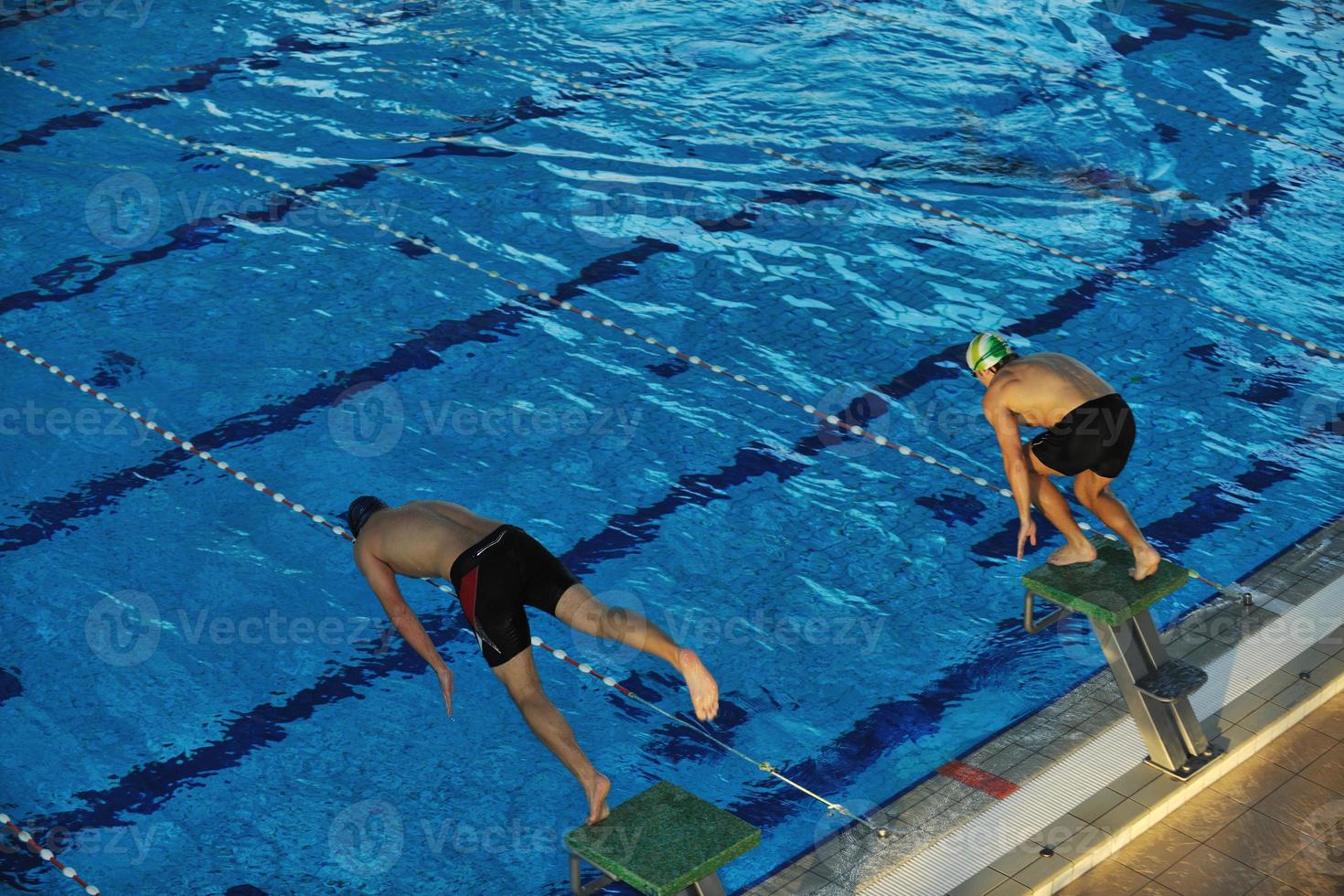 giovane nuotatore all'inizio del nuoto foto