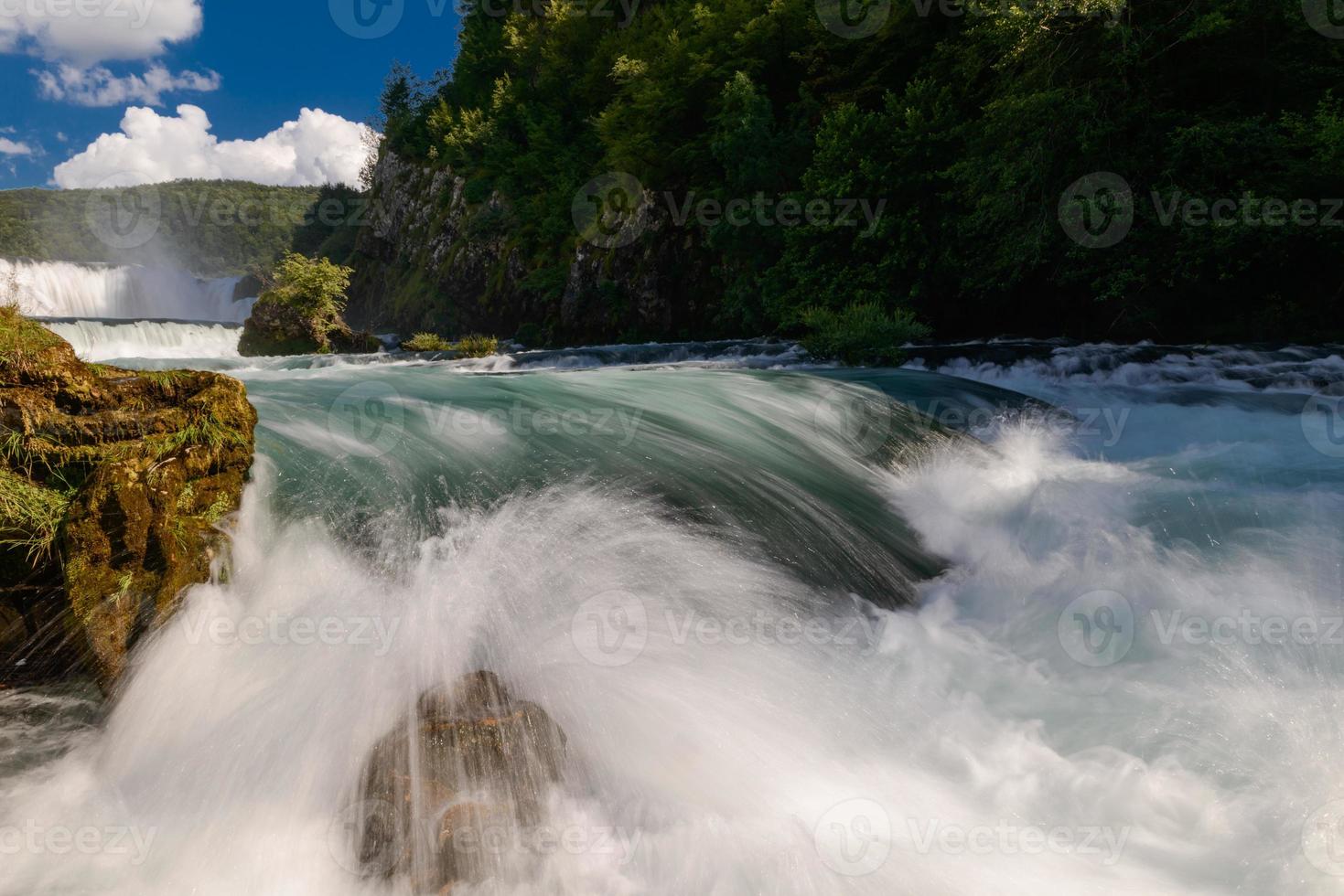 singola pietra nel fiume selvaggio foto