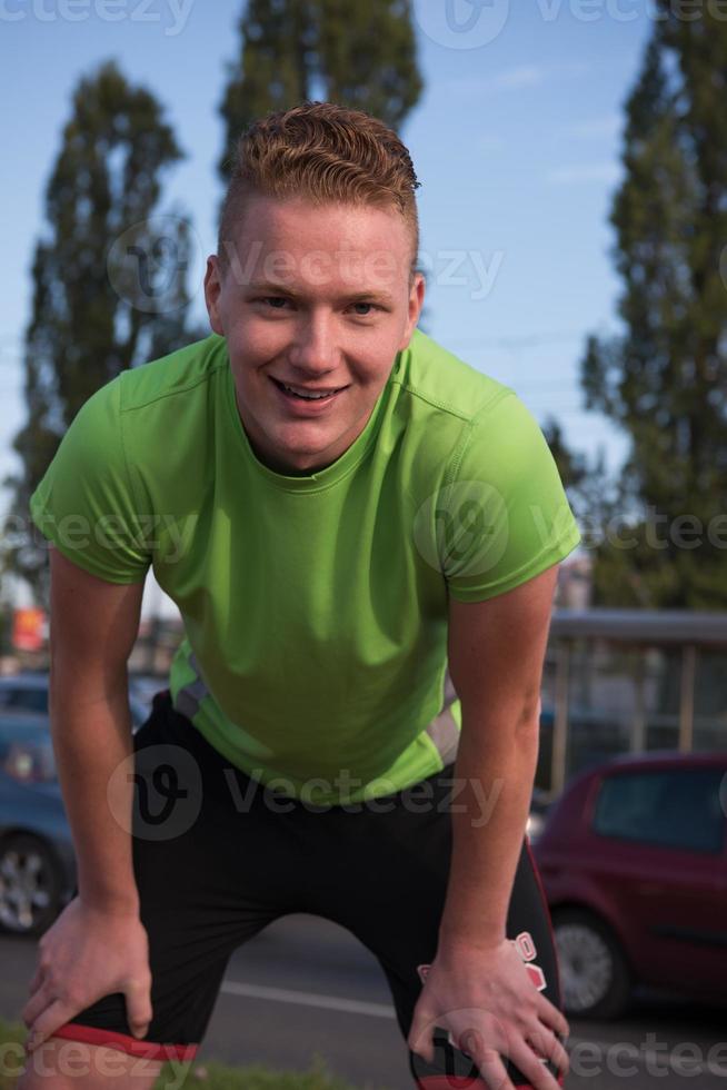 ritratto di un giovane che fa jogging foto