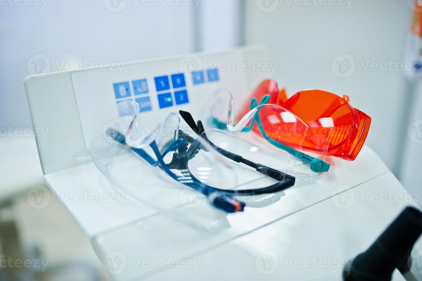 occhiali per dentista in studio dentistico. foto