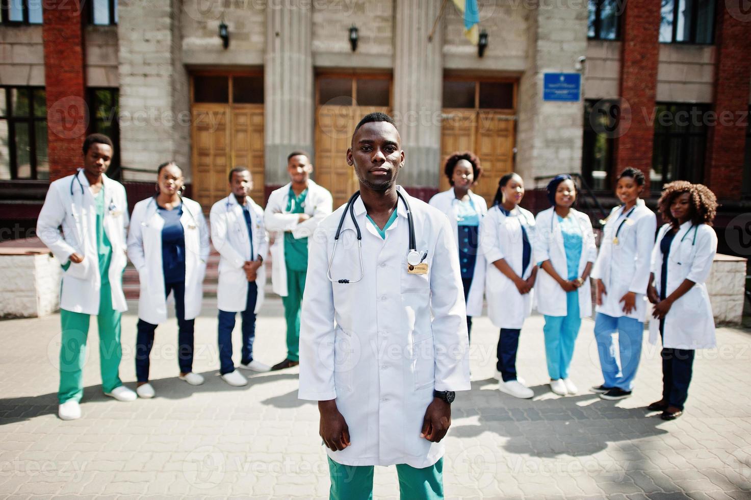 gruppo di studenti di medici africani vicino all'università di medicina all'aperto. foto