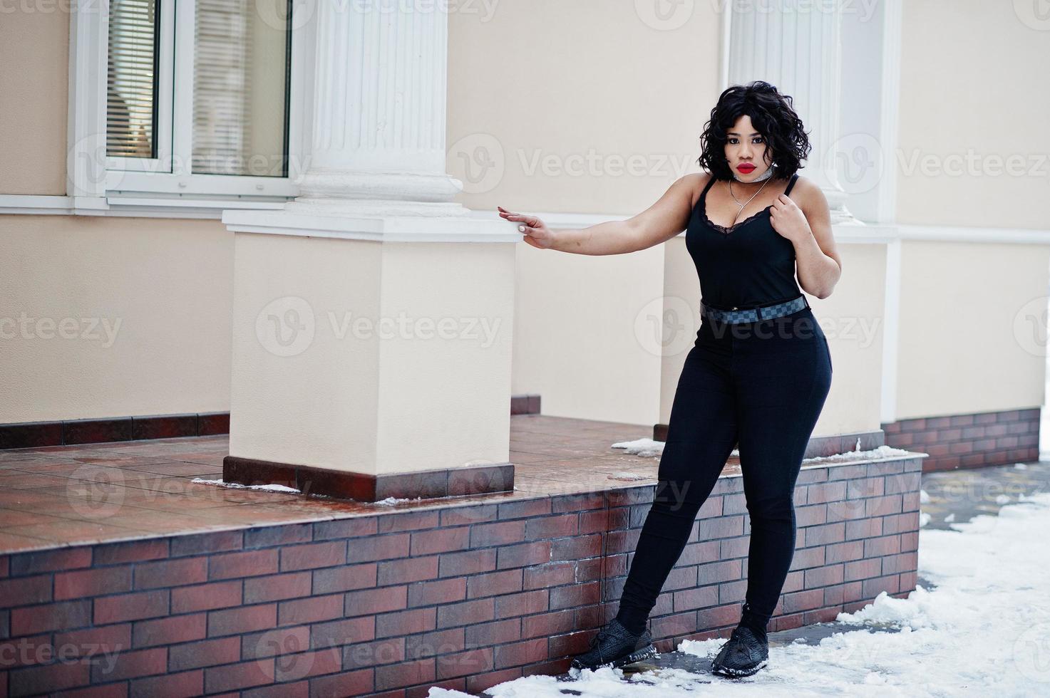 elegante modello afroamericano plus size per le strade della città il giorno d'inverno. foto