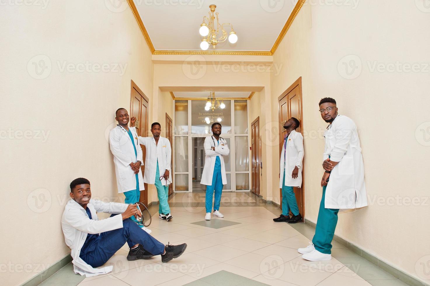 gruppo di studenti di medicina maschi africani al college. foto