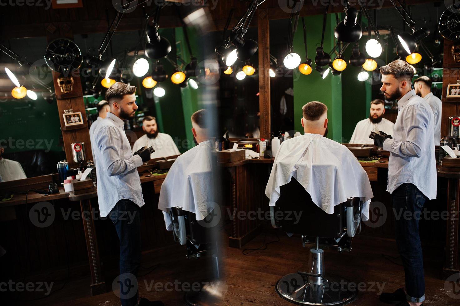 bell'uomo barbuto dal barbiere, barbiere al lavoro. foto