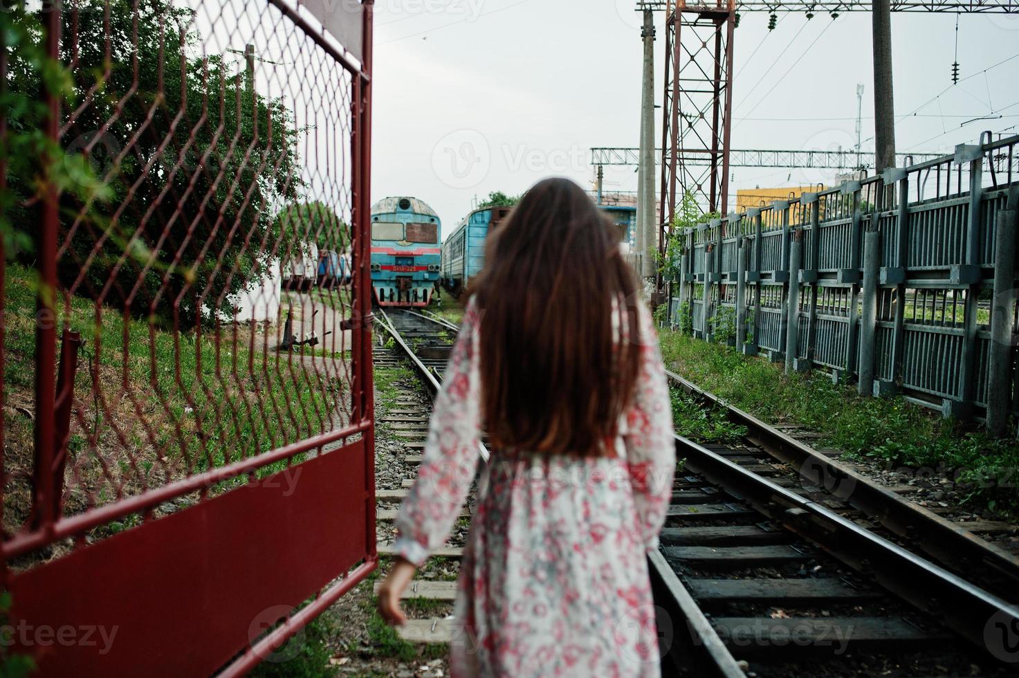 ritratto di stile di vita di giovane ragazza in posa sulla stazione ferroviaria. foto