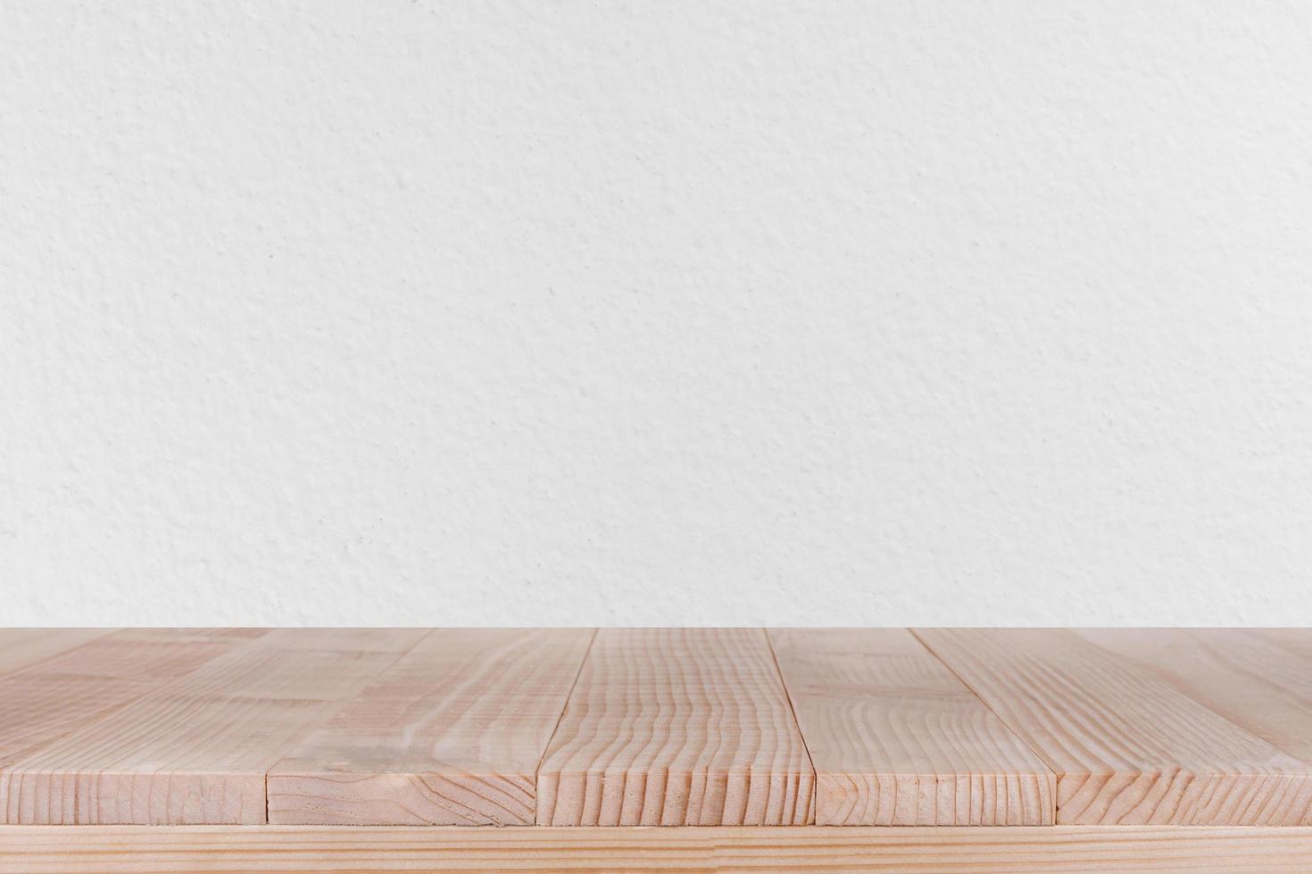 piano del tavolo in legno marrone su sfondo bianco muro di cemento - può essere utilizzato per il montaggio o visualizzare i tuoi prodotti foto