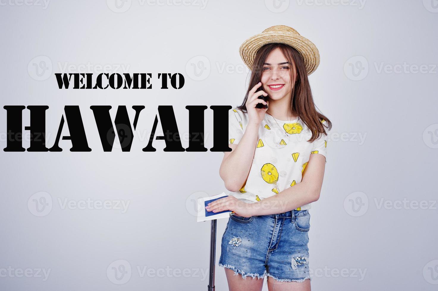 turista ragazza con borsa, indossare in camicia, pantaloncini e cappello, parlando al telefono isolato su bianco. benvenuto alle Hawaii. foto