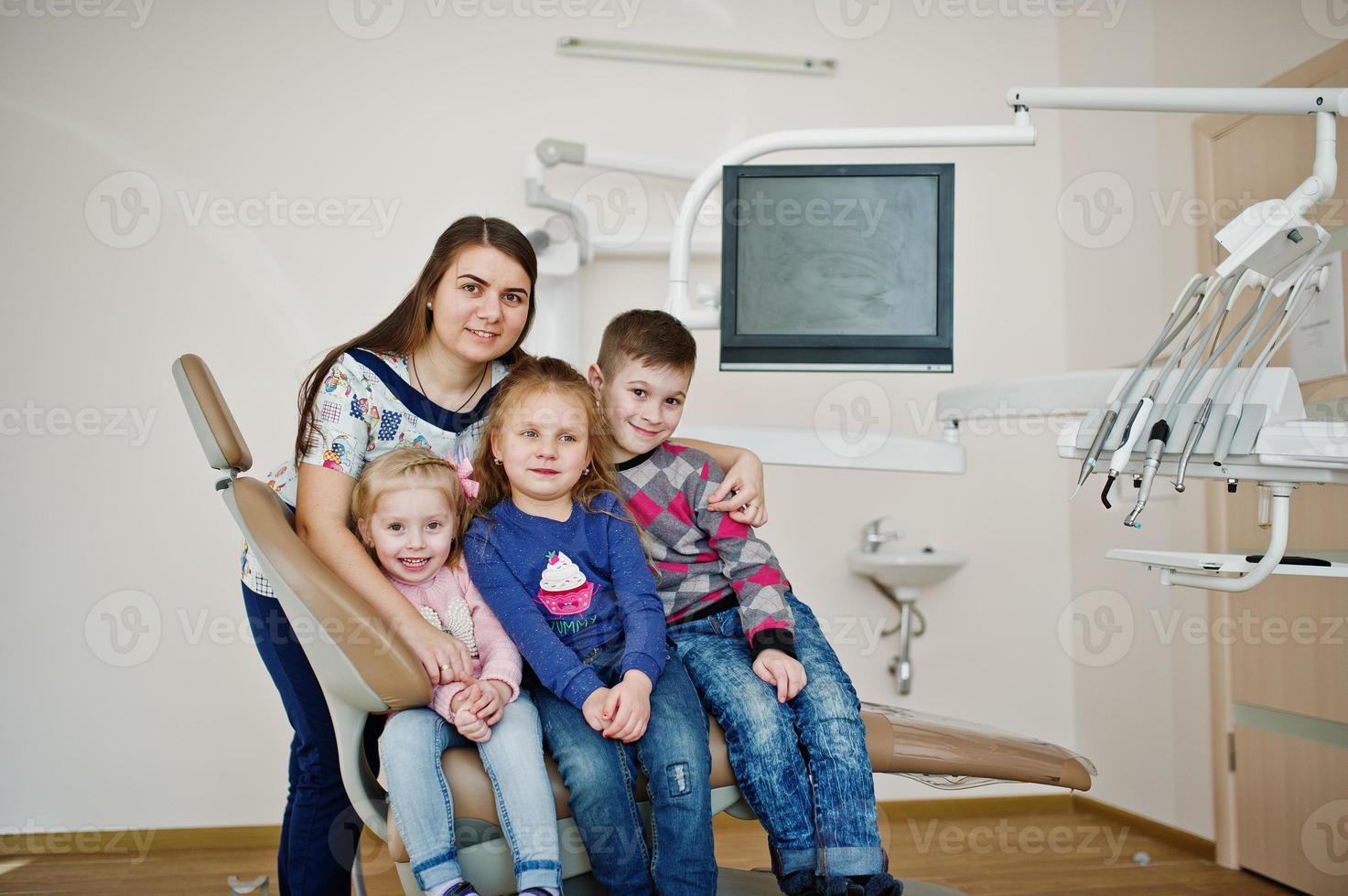 bambini alla poltrona del dentista. bambini dentali. foto