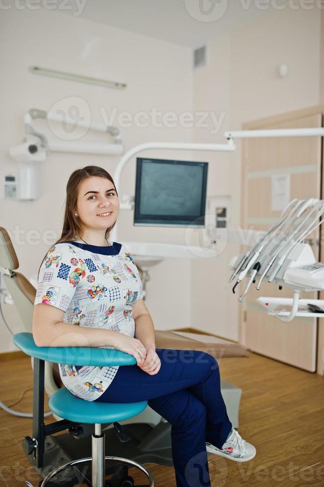 ritratto di bambino dentista femmina nel suo studio dentistico. foto