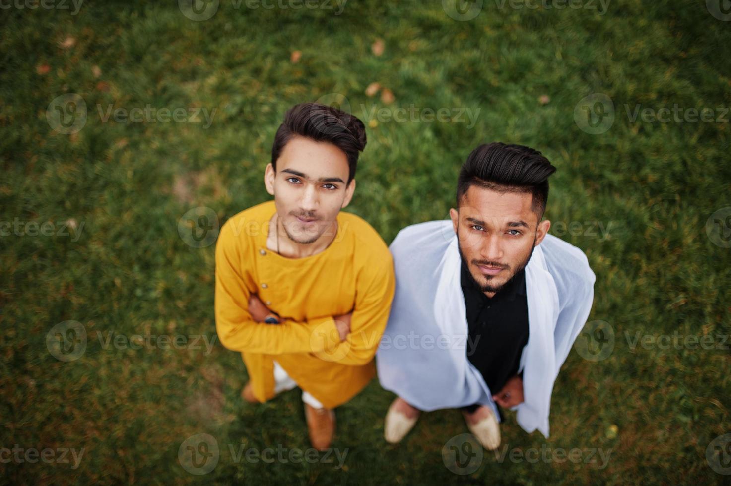 due amici indiani alla moda in abiti tradizionali poste all'aperto, vista dall'alto. foto