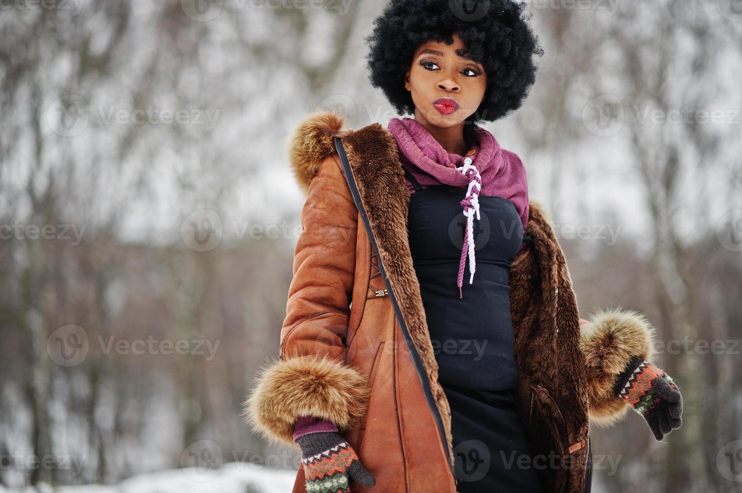 due capelli ricci afroamericani donna indossano su cappotto di pelle di  pecora e guanti poste al giorno d'inverno. 10499553 Stock Photo su Vecteezy