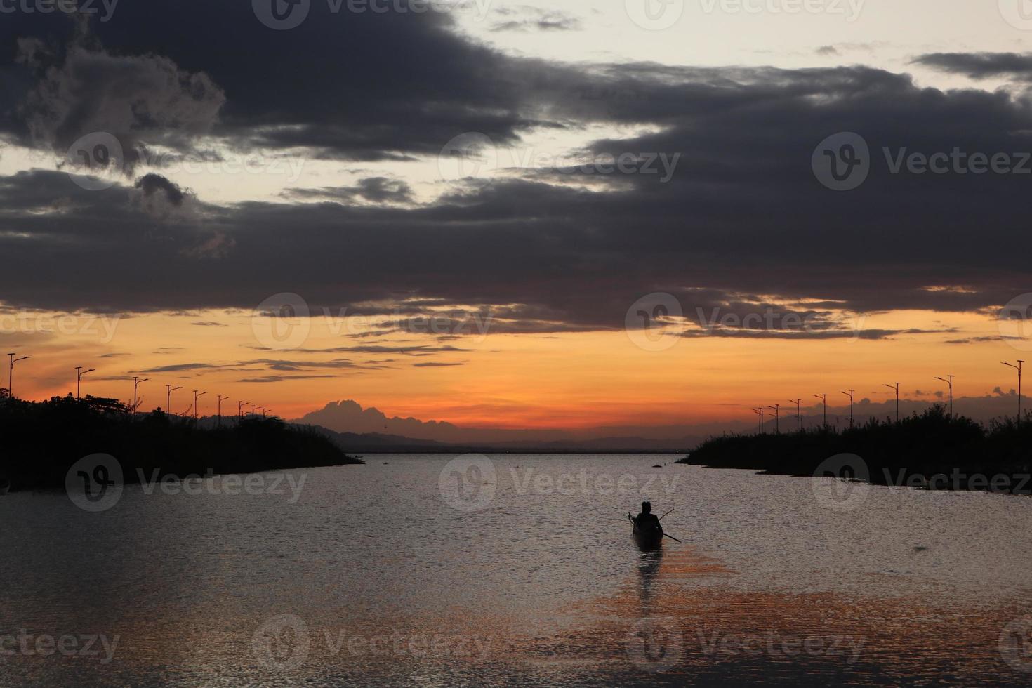 pescatore sulla sua barca al tramonto. barca di pescatori al tramonto foto