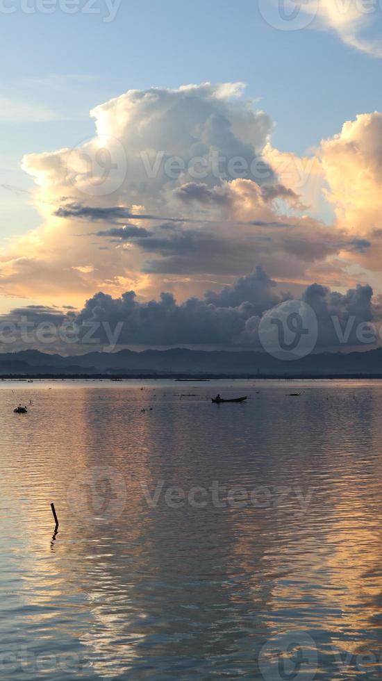 pescatore sulla sua barca al tramonto. barca di pescatori al tramonto foto