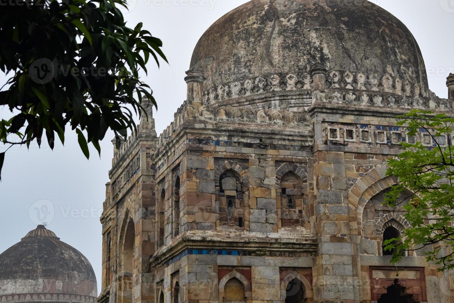 architettura mughal all'interno dei giardini di lodhi, delhi, india, si dice che la moschea del venerdì per la preghiera del venerdì, la moschea a tre cupole nel giardino di lodhi, sia la moschea del venerdì per la preghiera del venerdì, tomba del giardino di lodhi foto