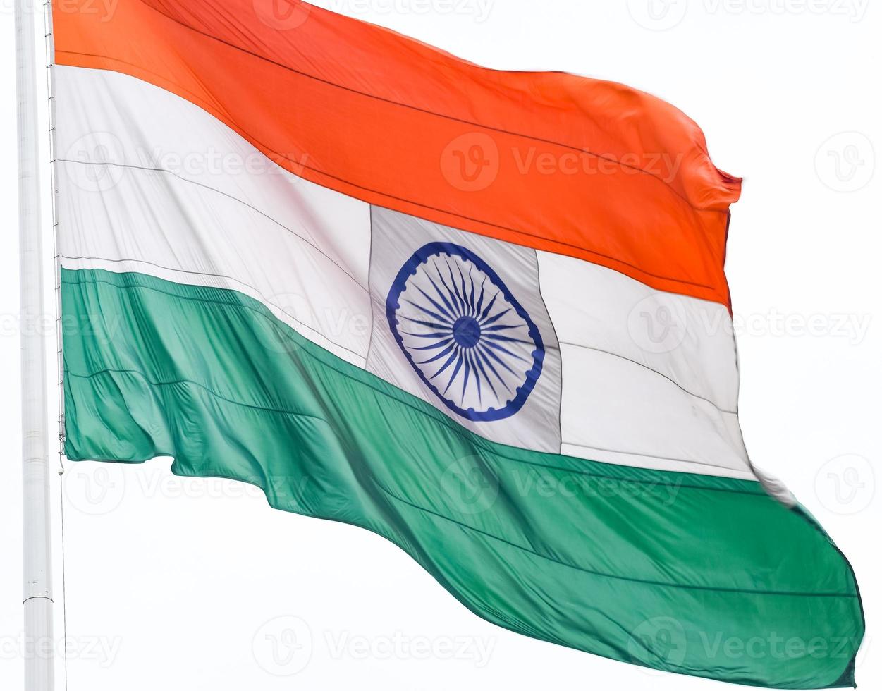 sventolando la bandiera indiana, bandiera dell'india, bandiera indiana che svolazza in alto a connaught place con orgoglio nel cielo blu, bandiera indiana, har ghar tiranga, sventolando la bandiera indiana foto