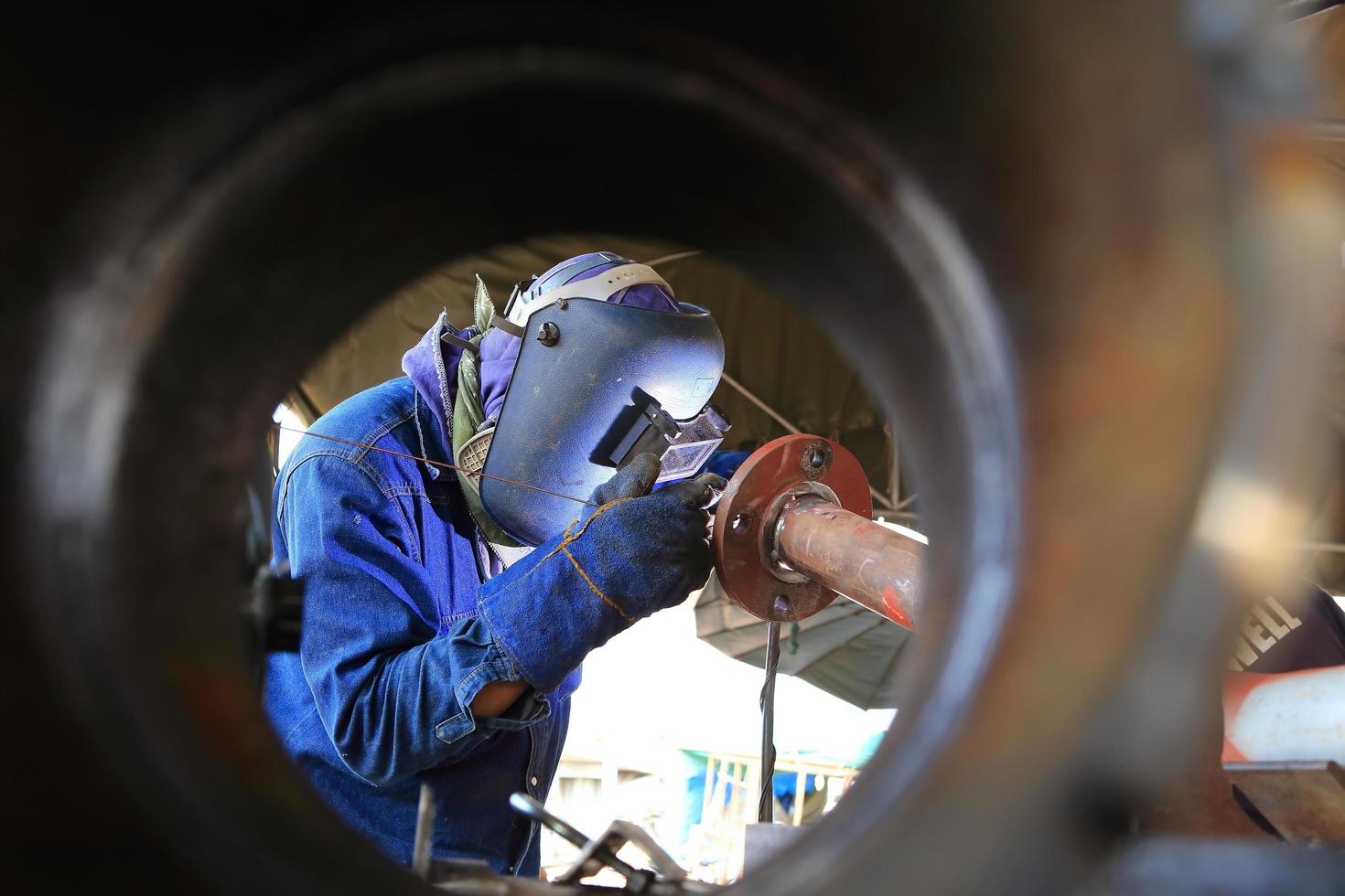 saldatore al lavoro in fabbrica foto