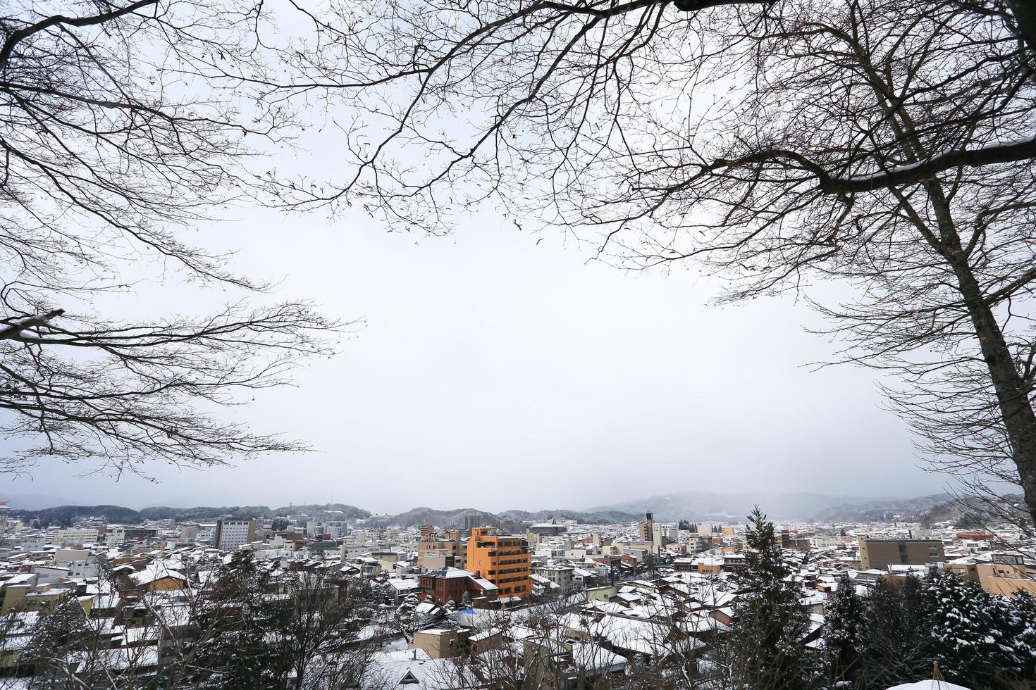 vista della città di takayama in giappone nella neve foto