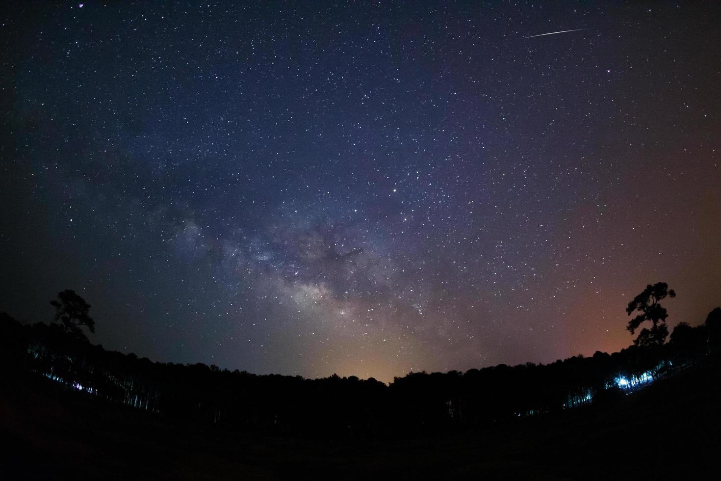 galassia della via lattea con palla di fuoco.fotografia a lunga esposizione.con grano foto