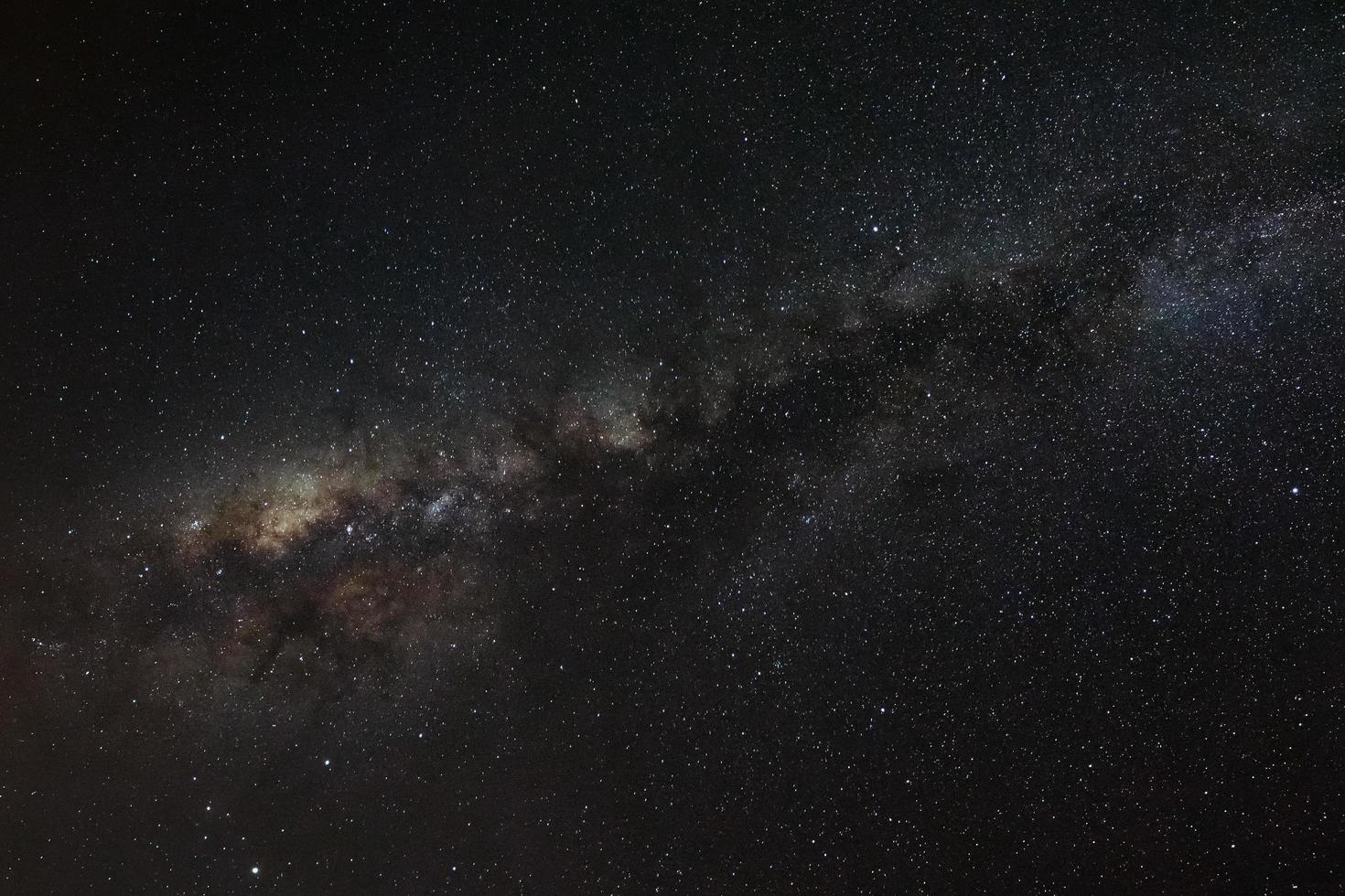 galassia della via lattea.fotografia a lunga esposizione.con grano foto