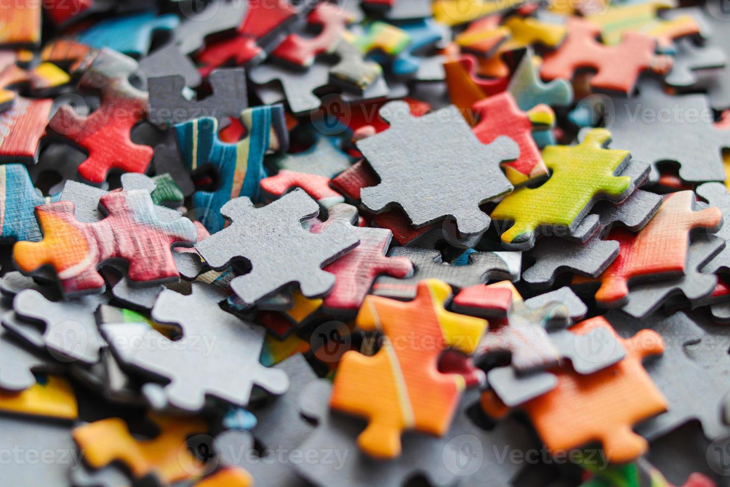 puzzle multicolori. gioco di famiglia. concetto di mettere insieme elementi disconnessi. sfondo puzzle foto