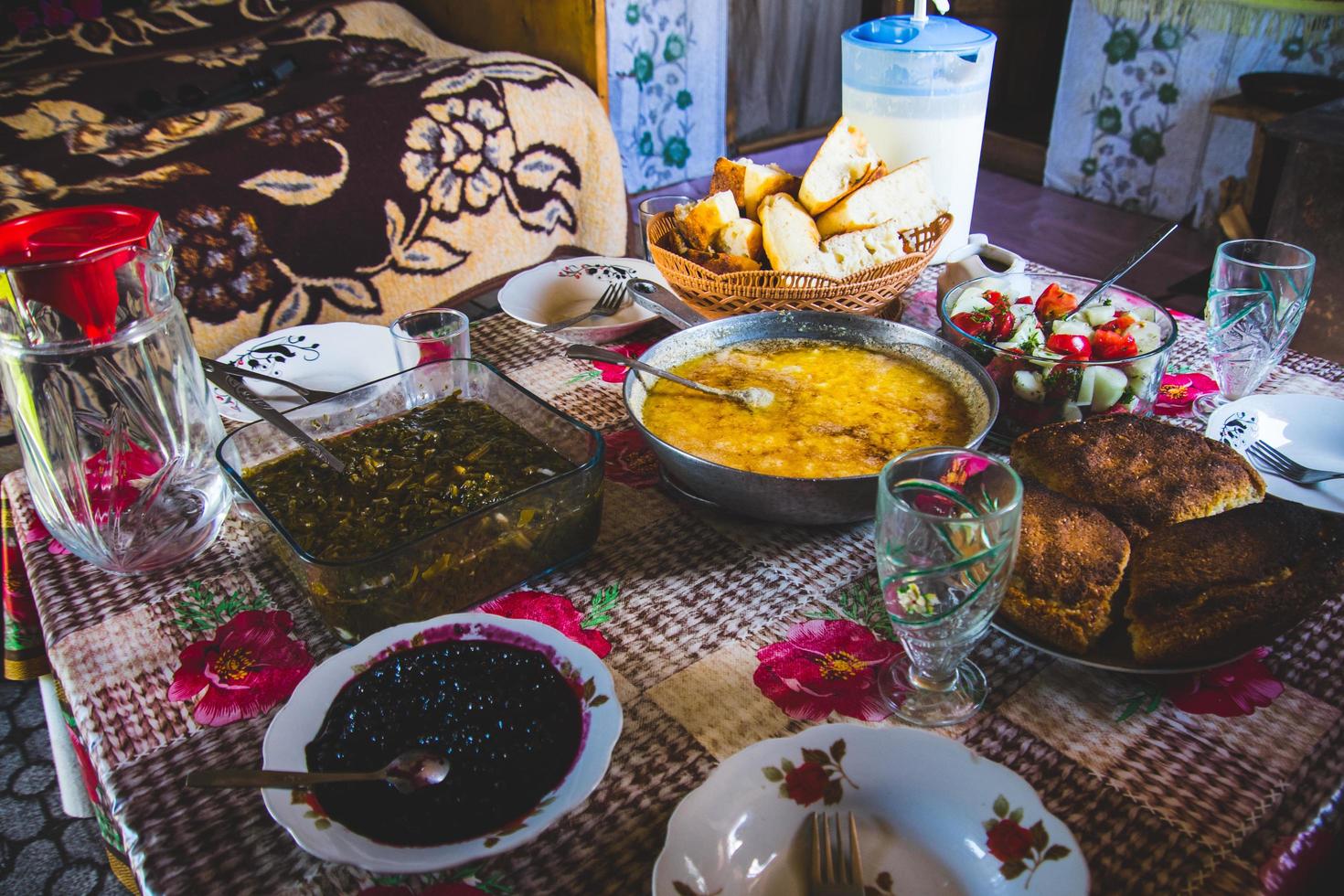 shuamta, georgia, 2022 - tavolo da cucina nel villaggio georgiano locale pieno di cibo per gli ospiti del villaggio. caucaso nazione ospitale e cultura accogliente foto