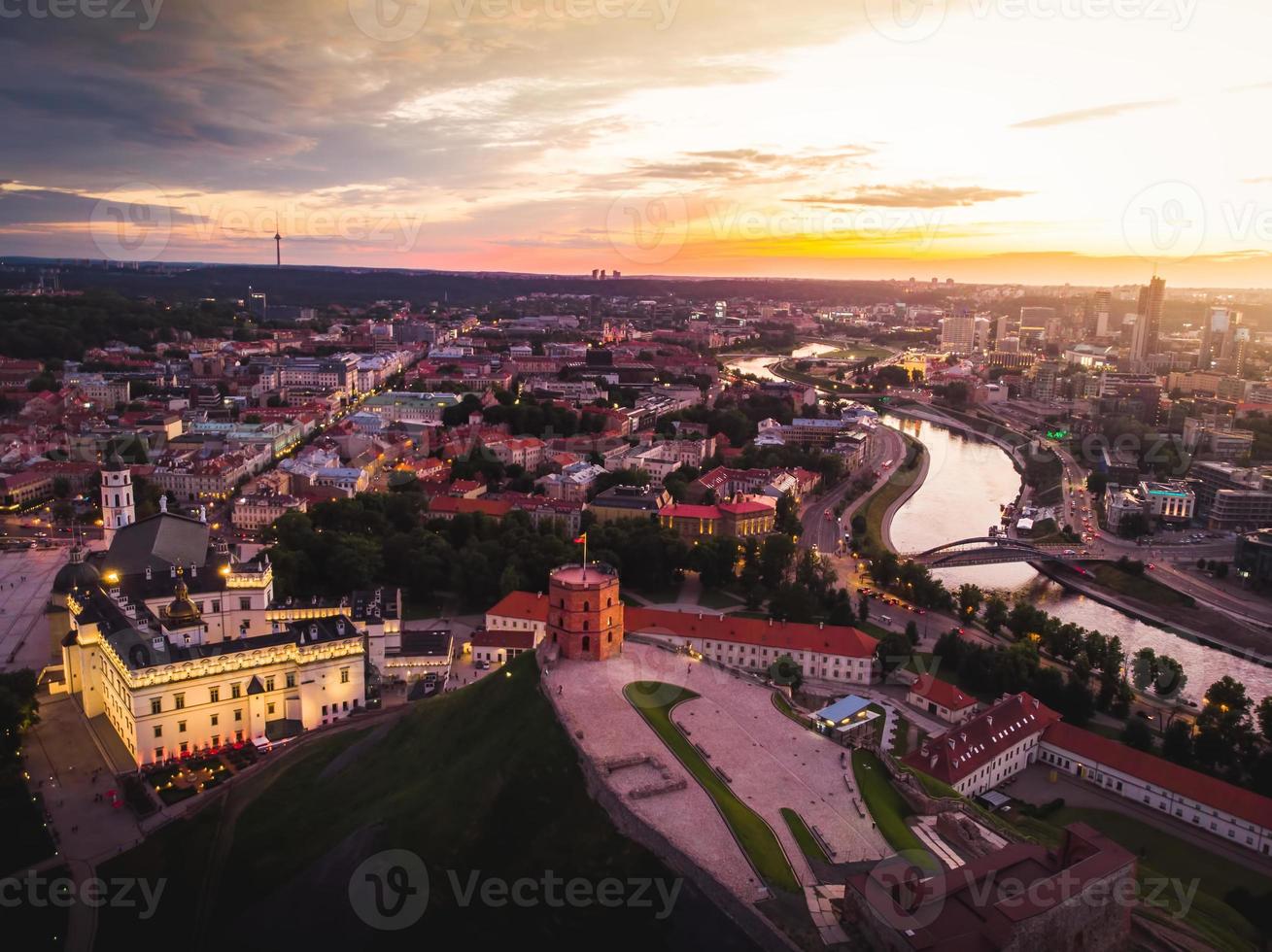 vista aerea dall'alto verso il basso scenico lituania capitale gediminas castello torre con panorama panoramico della città. destinazione di viaggio baltico in europa foto