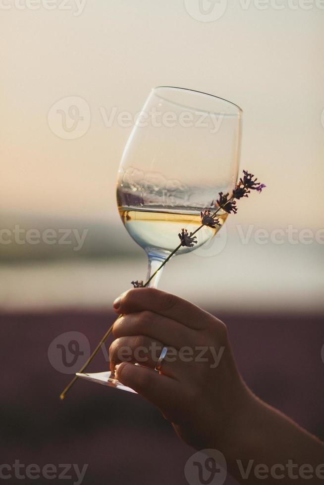 bicchiere di vino al tramonto foto